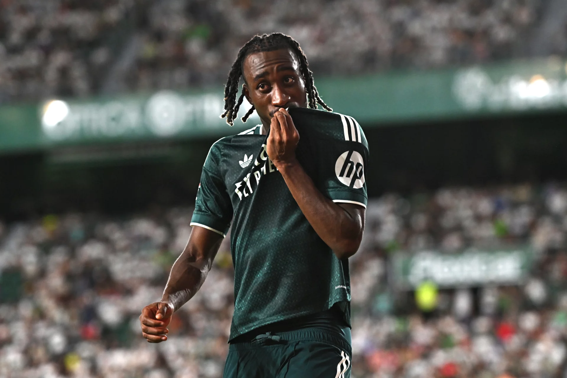 Diomande se besa el escudo del Real Madrid para celebrar la victoria del Real Madrid en Elche.