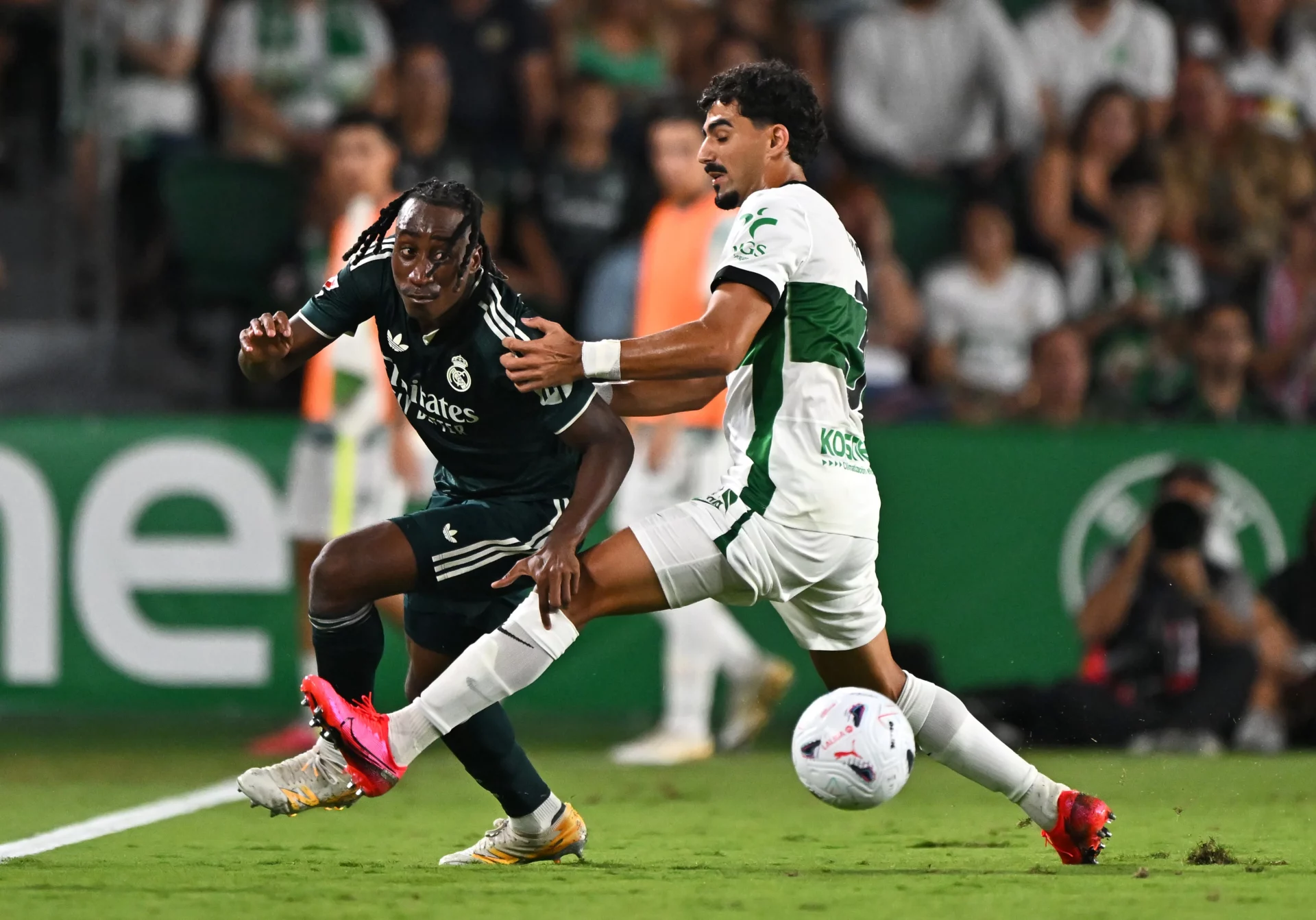 Diomande se desmelena Diomande regatea a un jugador del Elche.