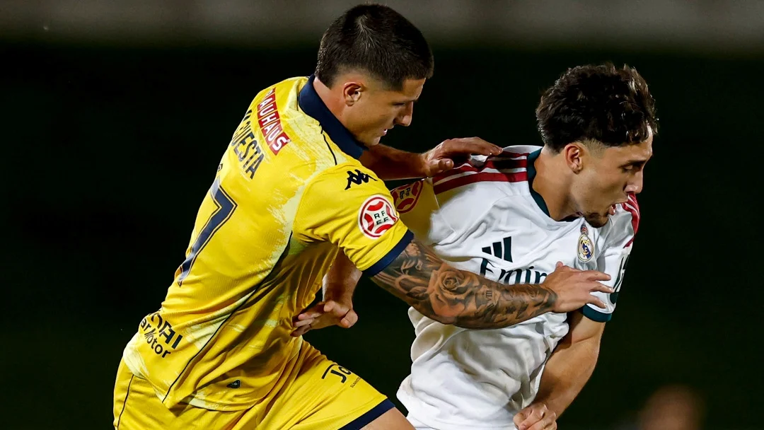 Real Madrid Castilla 1-2 Alcorcón: Aparicio provoca la primera derrota en el Di Stéfano Jesús Fortea pugna con un jugador del Alcorcón en la derrota del Real Madrid Castilla.