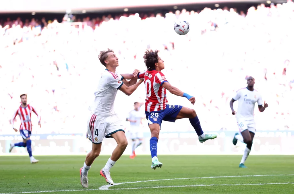Dean Huijsen comete penalti sobre Giuliano Simeone durante la derrota del Real Madrid contra el Atlético.