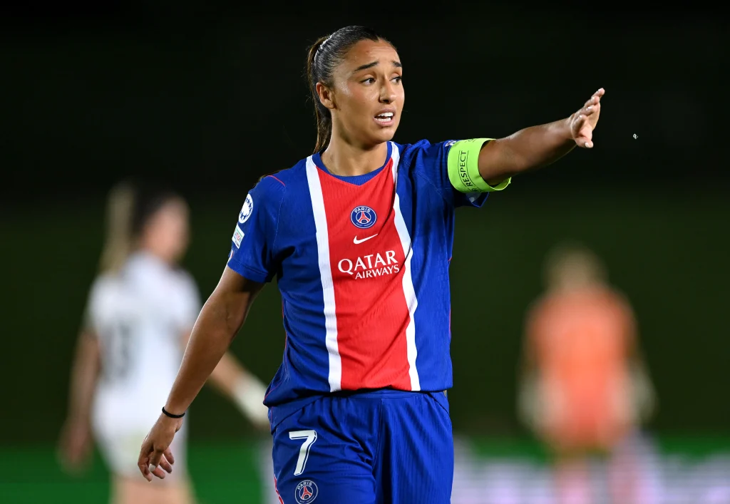 Sakina Karchaoui da ordenes a sus compañeras durante el partido entre Real Madrid y PSG.