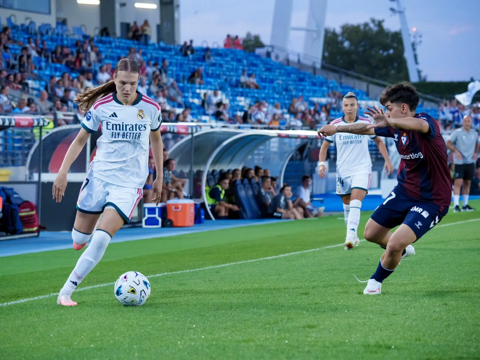 Keukelaar regatea a una jugadora del Eibar durante el empate 0-0 del Real Madrid.