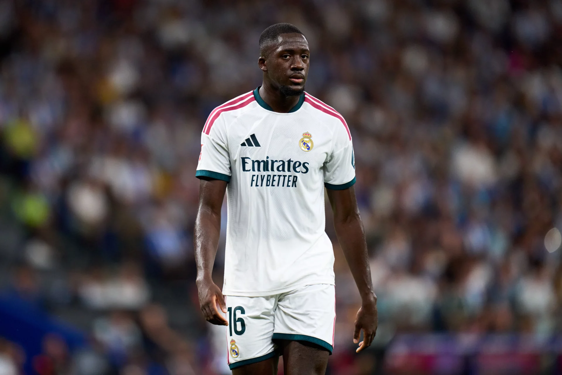 Konaté tiene afectado el ligamento de su rodilla Konate, durante un partido del Real Madrid antes de lesionarse del ligamento de su rodilla.