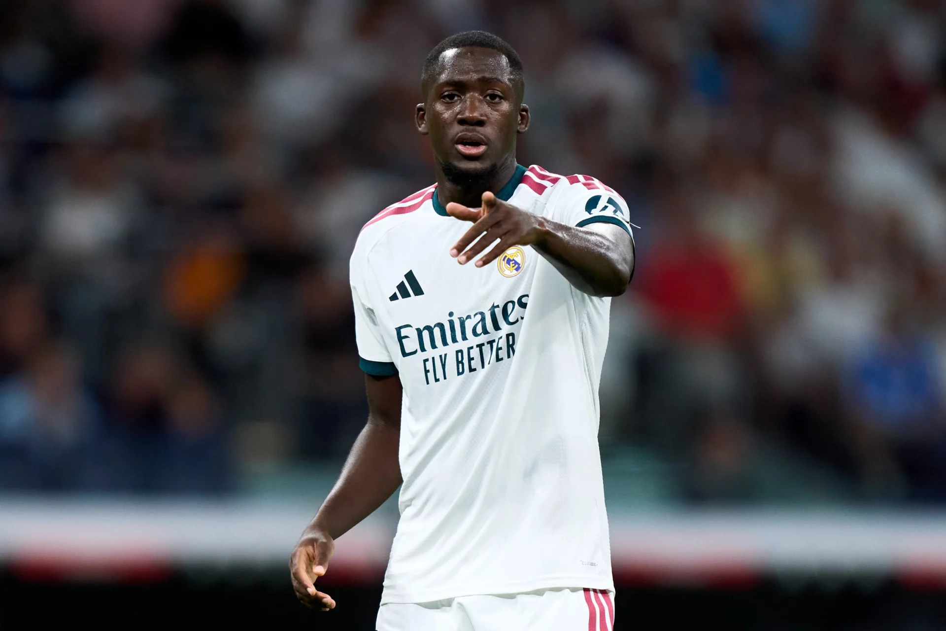 Ibrahima Konate señala durante un partido del Real Madrid en 2026.