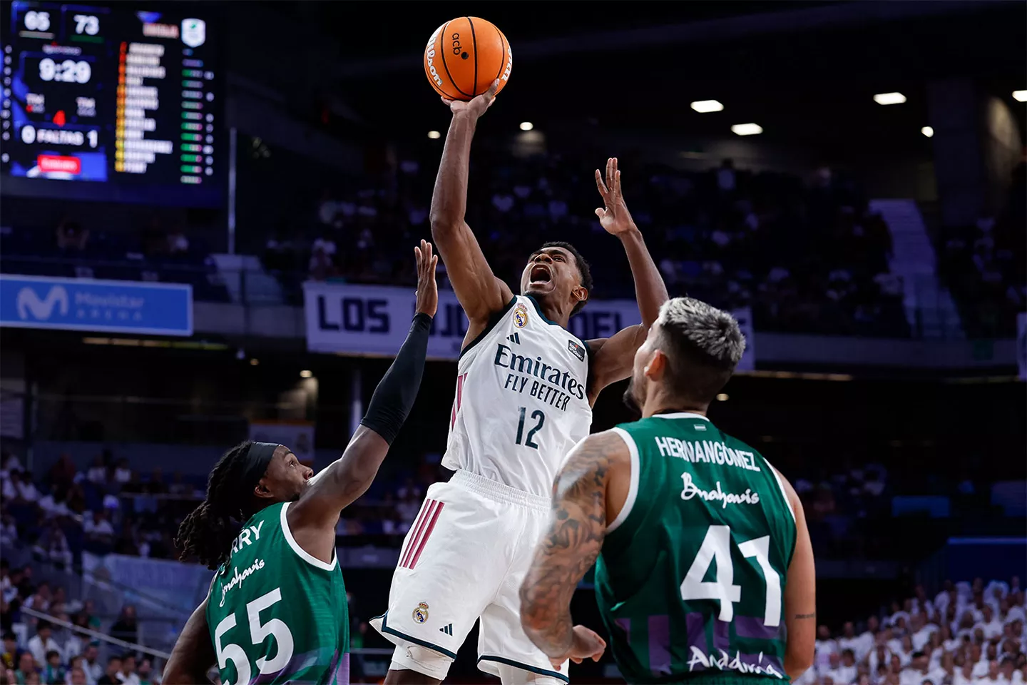 Real Madrid 89-87 Unicaja: El Madrid sufre hasta el final para sumar la primera victoria en casa Maledon lanza a canasta en la victoria del Real Madrid contra Unicaja.