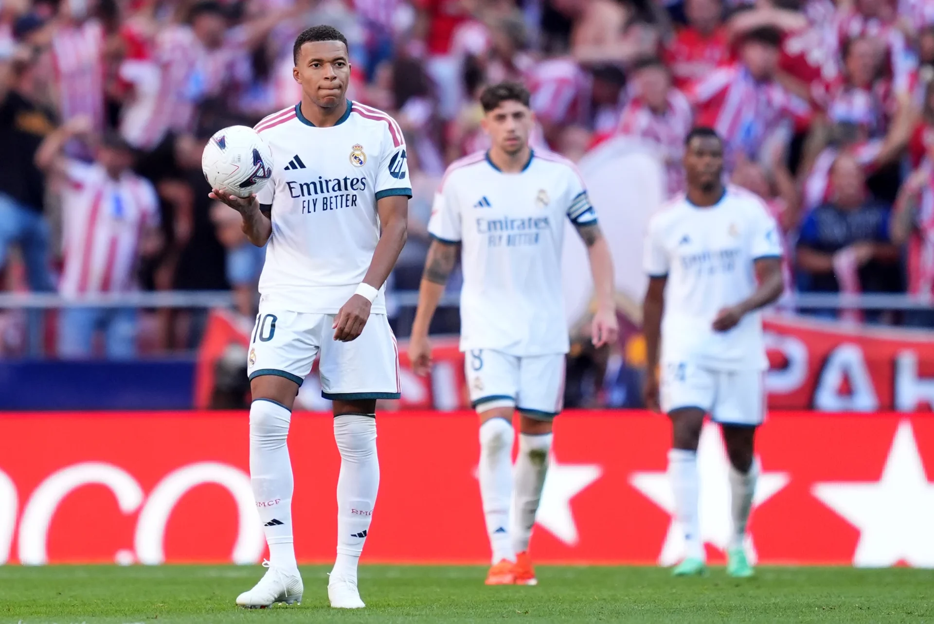 Atlético 2-1 Real Madrid: Derrota en el derbi con polémica arbitral Mbappé sostiene el balón después de encajar un gol del Atlético de Madrid.