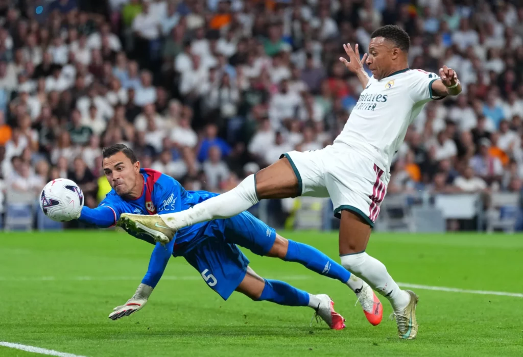 Mbappé y Audero disputan un balón durante el partido entre Real Madrid y Rayo.