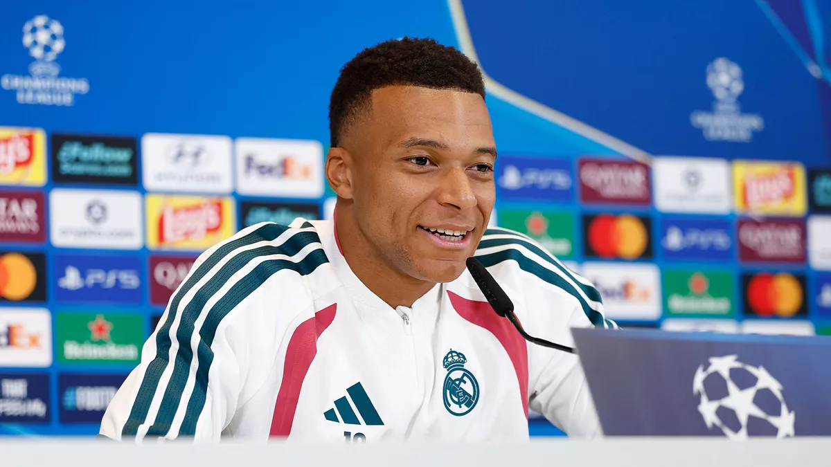 Mbappé, sobre las críticas: «Hablar de mí vende mucho» Kylian Mbappé habla en rueda de prensa durante la previa contra el Inter.