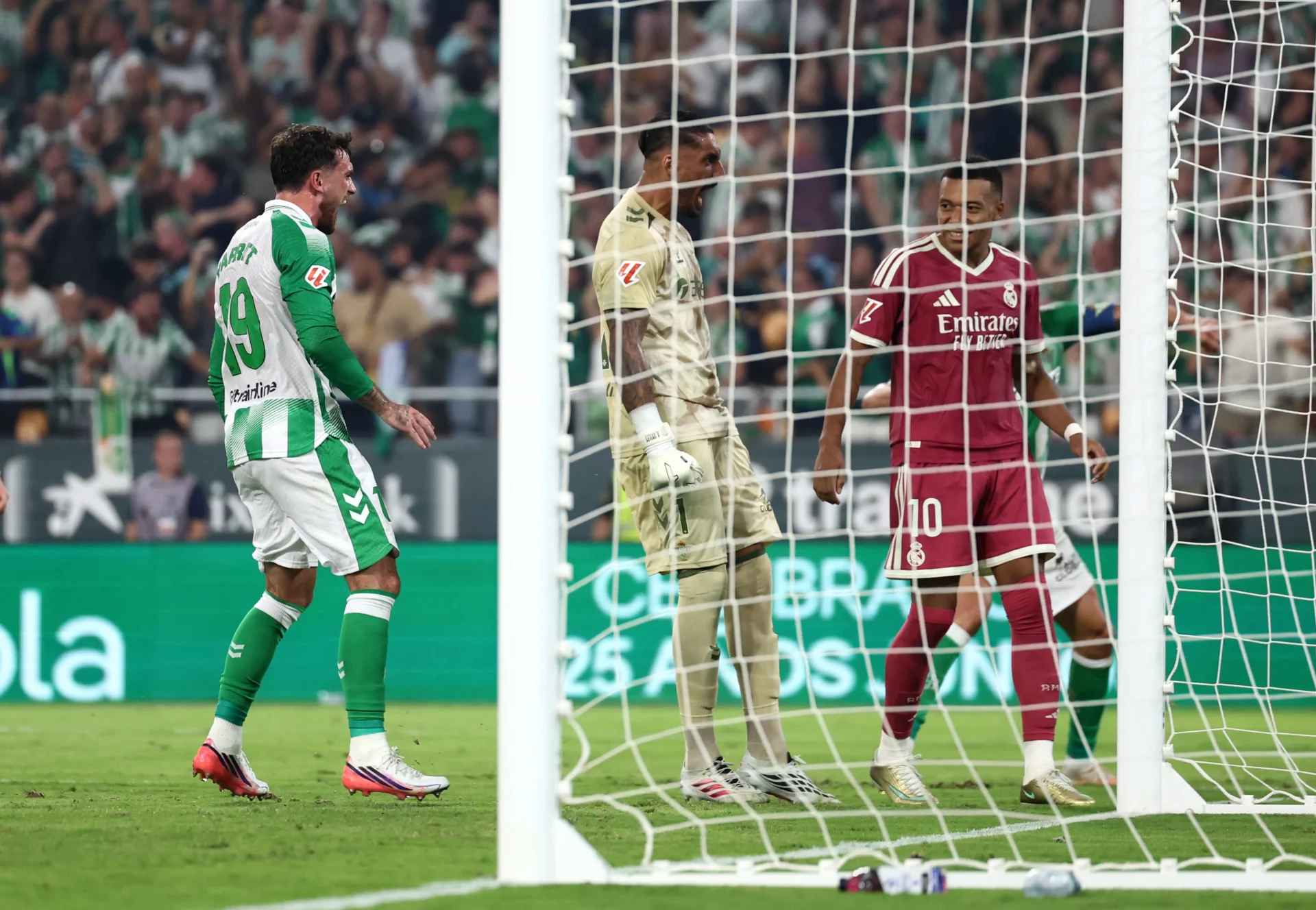 Álvaro Valles celebra el penalti parado a Mbappé en el Betis 1-0 Real Madrid.