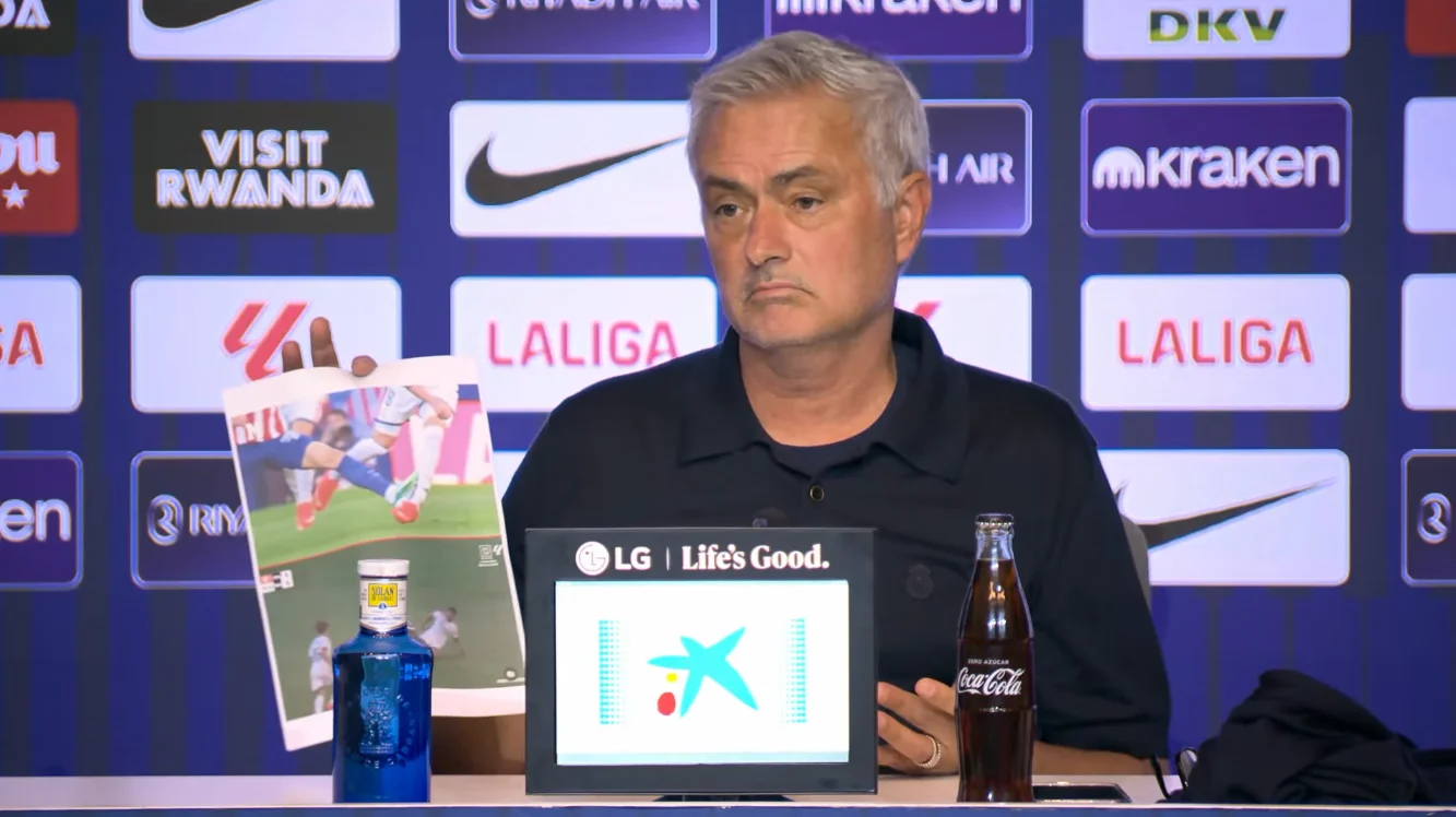 Mourinho estalla contra Ortiz Arias: «No tiene internacionalidades y no ha podido con la presión» José Mourinho muestra dos entradas de jugadores del Atlético que merecieron la expulsión en rueda de prensa.