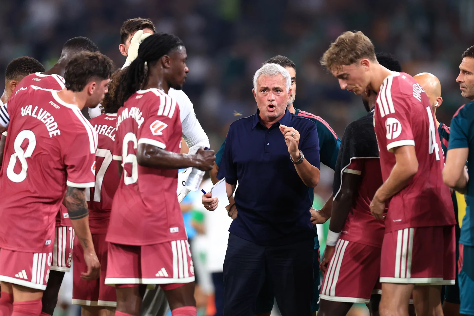 Calificaciones Blancas: Uno por uno del Real Madrid en la derrota ante el Betis (1-0) José Mourinho da órdenes a sus jugadores durante la derrota del Real Madrid ante el Betis.