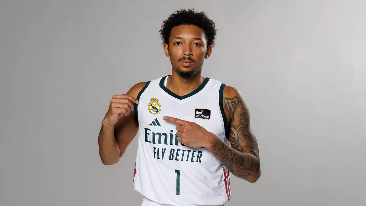 Oficial: El Real Madrid ficha a Nick Smith Jr. Nick Smith Jr durante su presentación como nuevo jugador del Real Madrid.