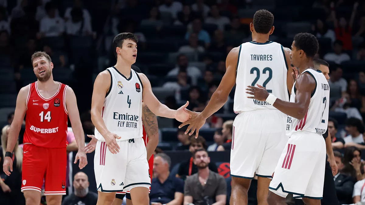 Olympiacos 89-93 Real Madrid: El Madrid se corona campeón de la primera Supercopa de la Euroliga Jaime Pradilla y Edy Tavares se saludan durante la final de la Supercopa de la Euroliga 2026.