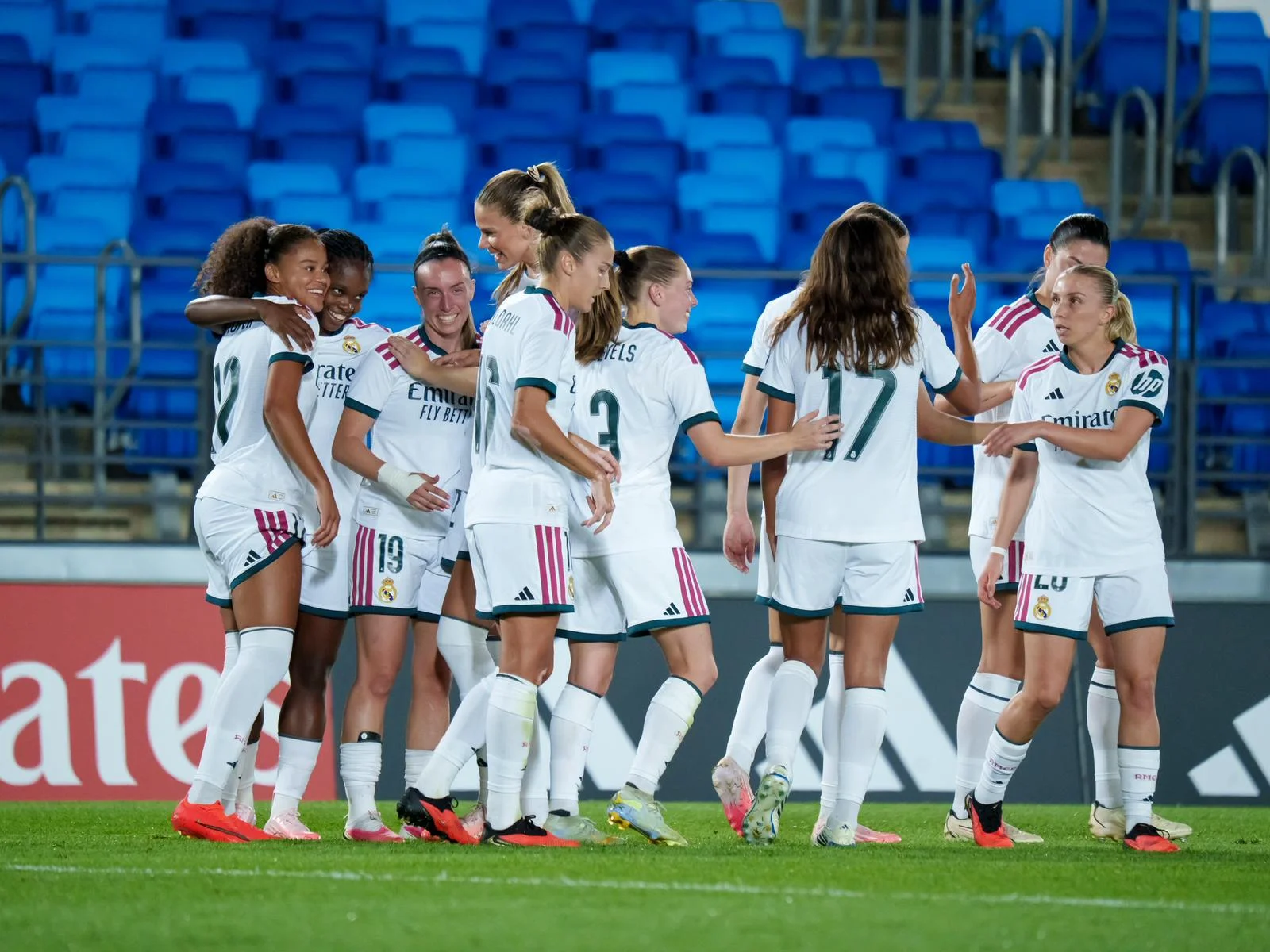 Real Madrid Femenino 2-1 Ajax: El Madrid sobrevive al cansancio y no falla a su cita con la Champions Las jugadoras del Real Madrid celebran el gol de Schröder ante el Ajax.