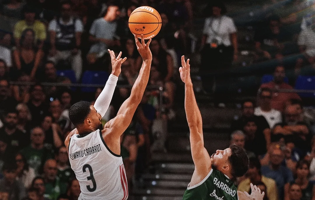 Unicaja 74-113 Real Madrid: Exhibición para llevarse el Torneo Costa del Sol Luwawu-Cabarrot lanza a canasta durante la final del Torneo Costa del Sol.