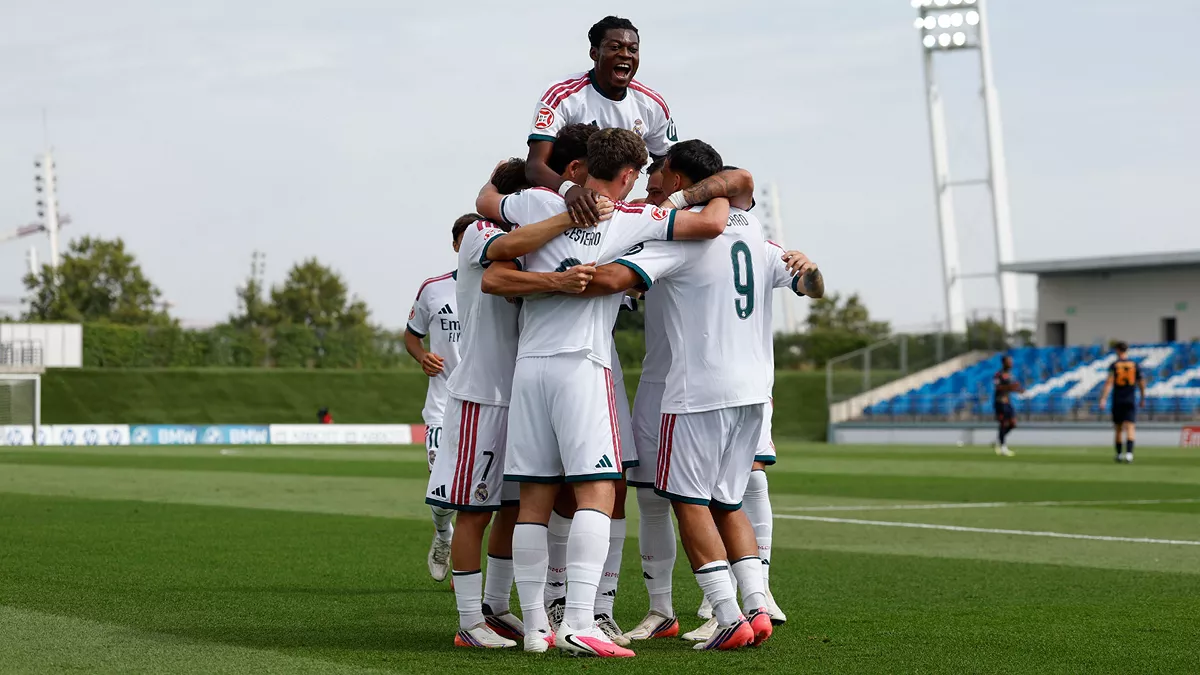 Los jugadores del Real Madrid Castilla celebran un gol en la victoria ante el Juventud Torremolinos.