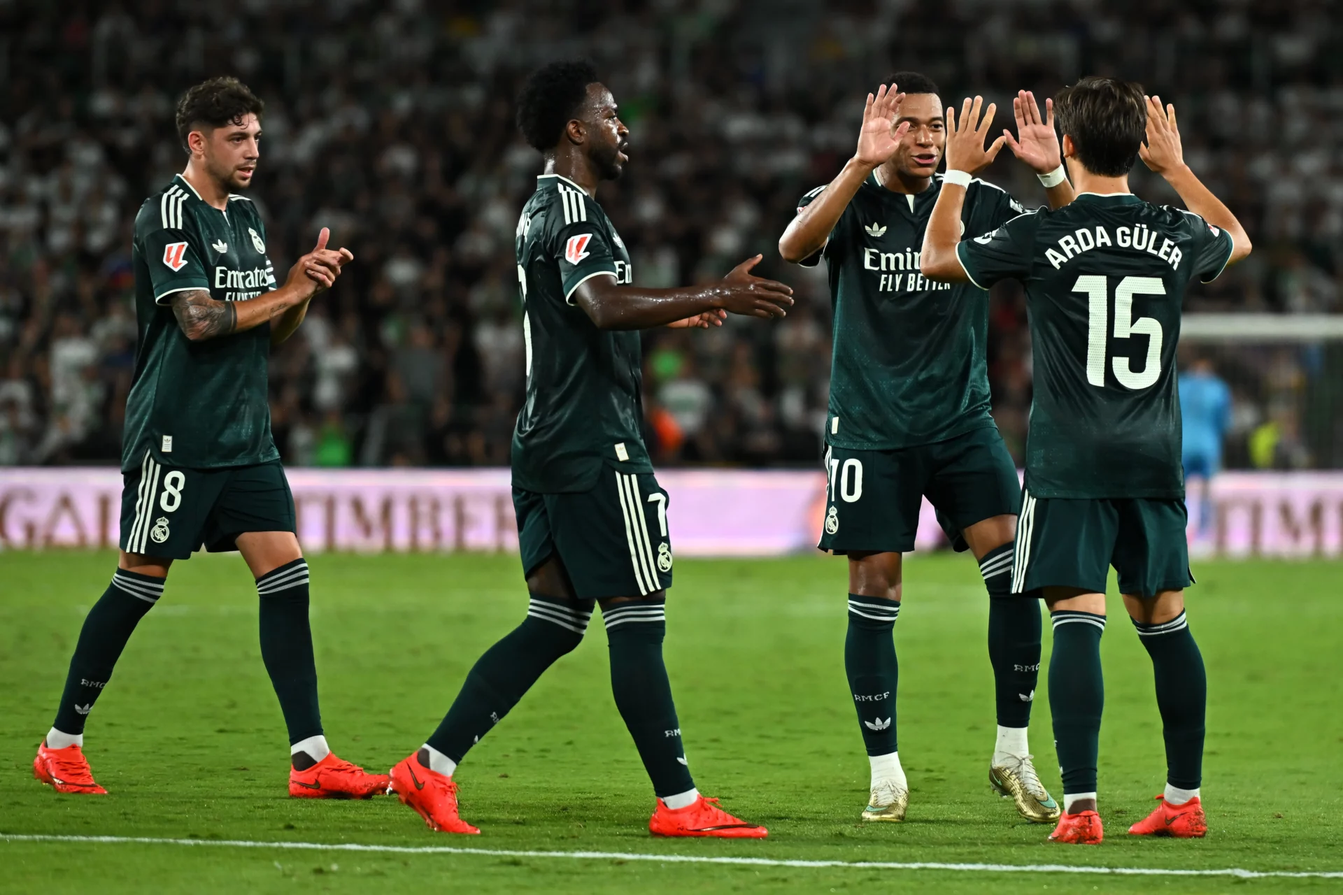 Previa Atlético – Real Madrid: El derbi, primera prueba de fuego Los jugadores del Real Madrid celebran un gol en el partido previo al derbi.