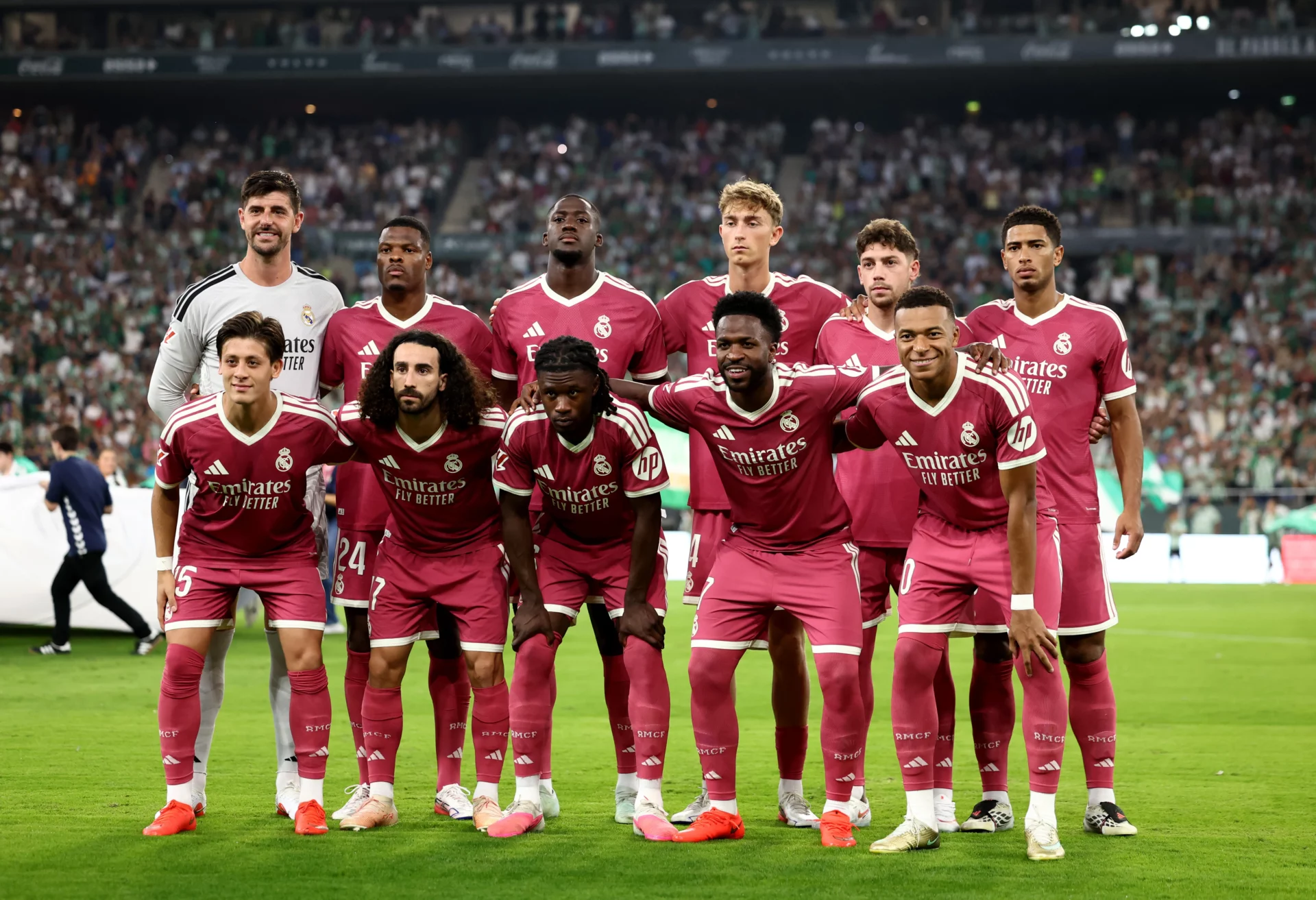 El Real Madrid activa el plan ‘renove’ con dos de sus estrellas Courtois y Arda Güler, las dos estrellas que el Real Madrid trabaja para renovar, junto a sus compañeros antes de un partido.
