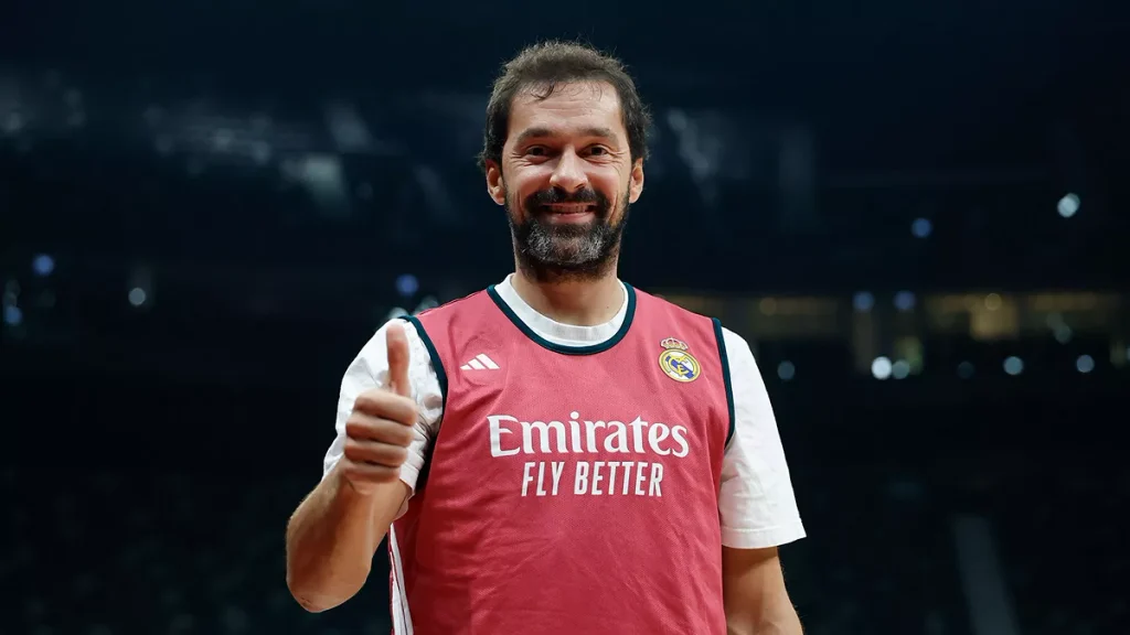 Sergio Llull posa tras el entrenamiento del Real Madrid antes de debutar en la Supercopa de la Euroliga.