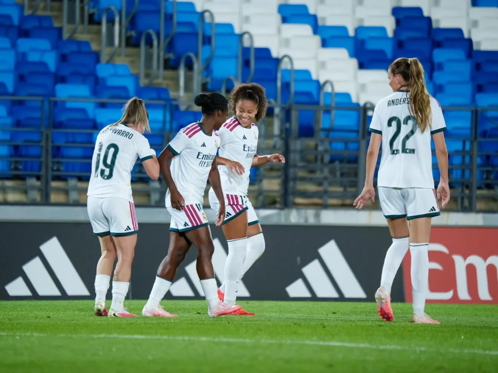 Felicia Schröder y Linda Caicedo celebran un gol del Real Madrid Femenino contra el Ajax.