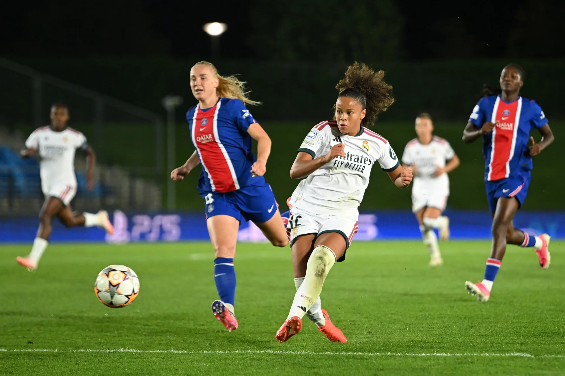 Felicia Schröder remata a portería durante el empate entre Real Madrid y PSG.