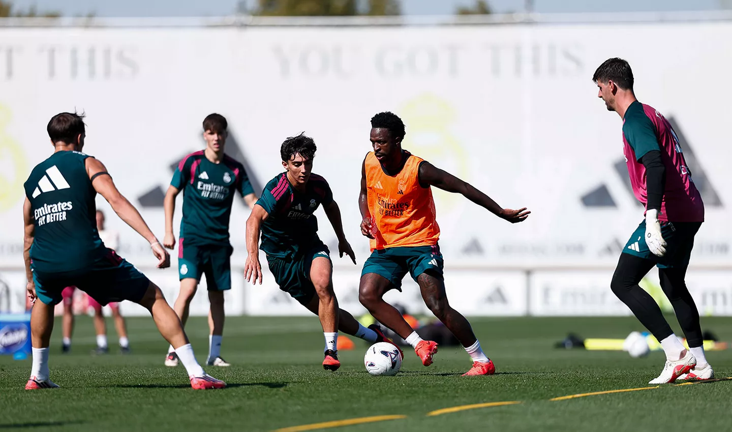 Sergio Martínez se entrena con los jugadores del primer equipo del Real Madrid.