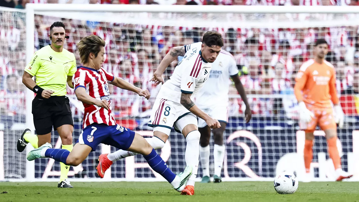 El momento de la lesión de Fede Valverde en el derbi tras la durísima entrada de Kang-In Lee.