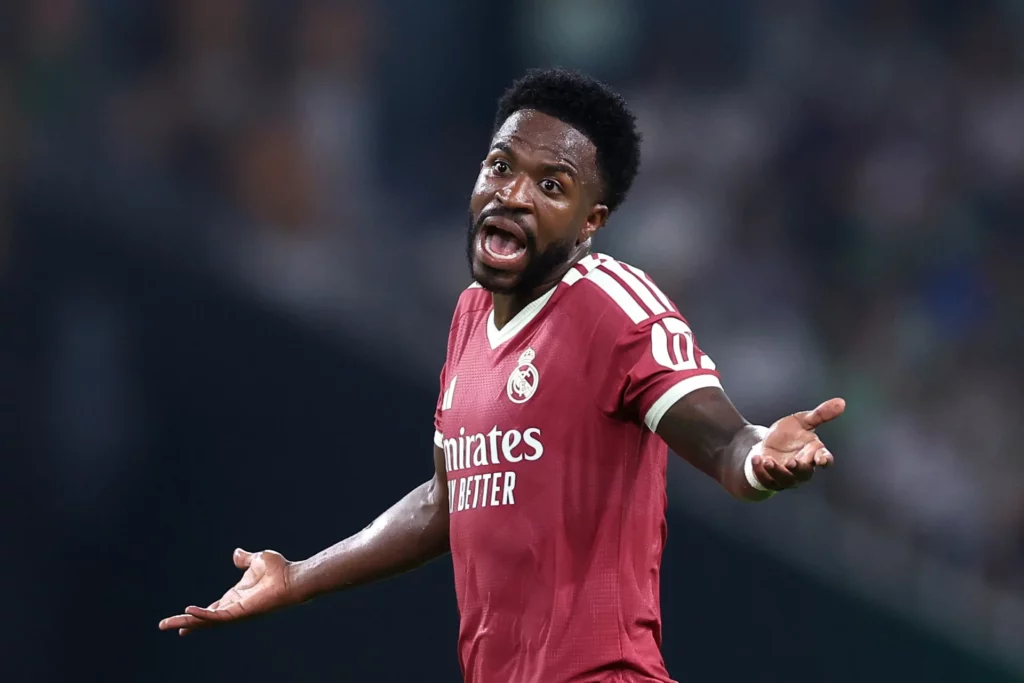 Vinicius protesta durante la derrota del Real Madrid contra el Betis.