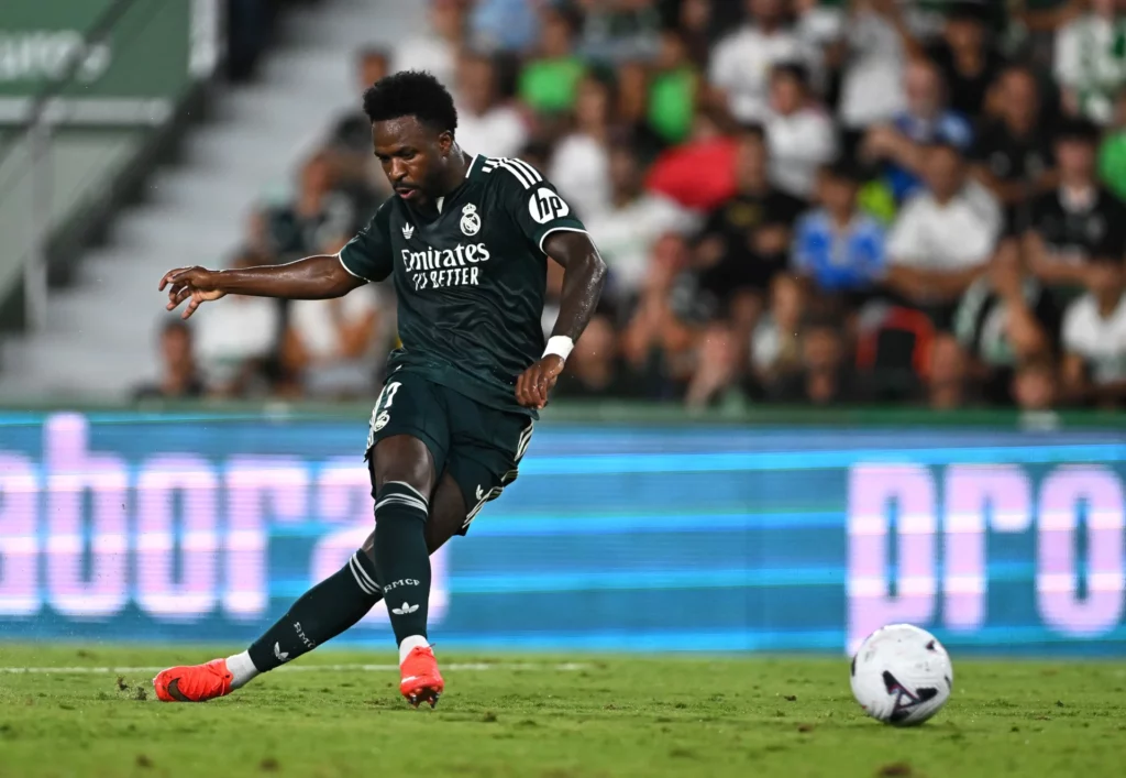 Vinicius remata fuera durante el triunfo del Real Madrid por 2-3 contra el Elche.