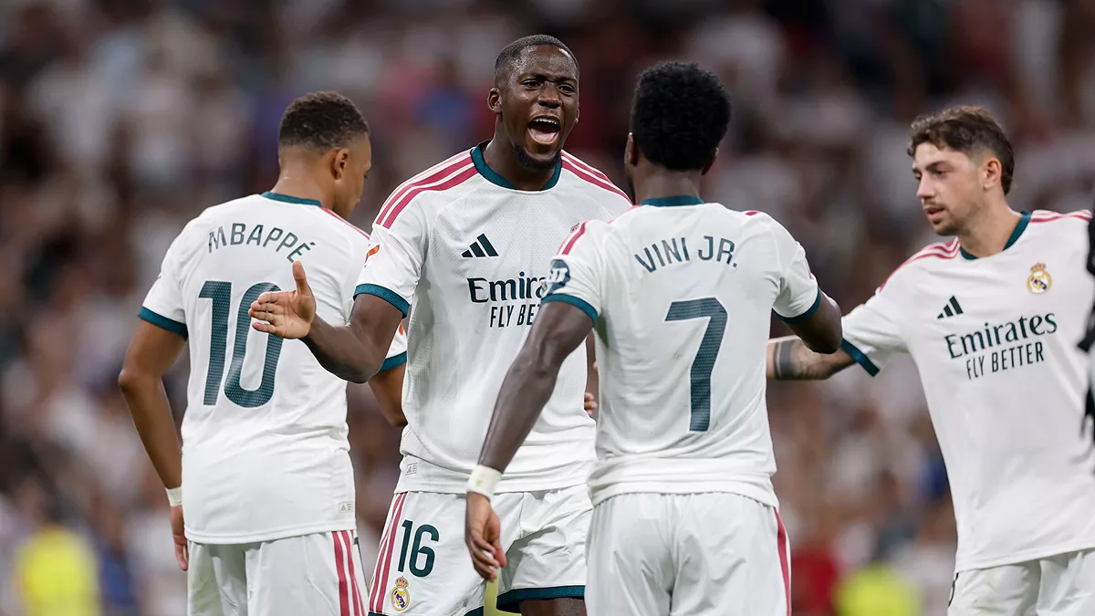 Vinicius y Konaté celebran un gol del Real Madrid.