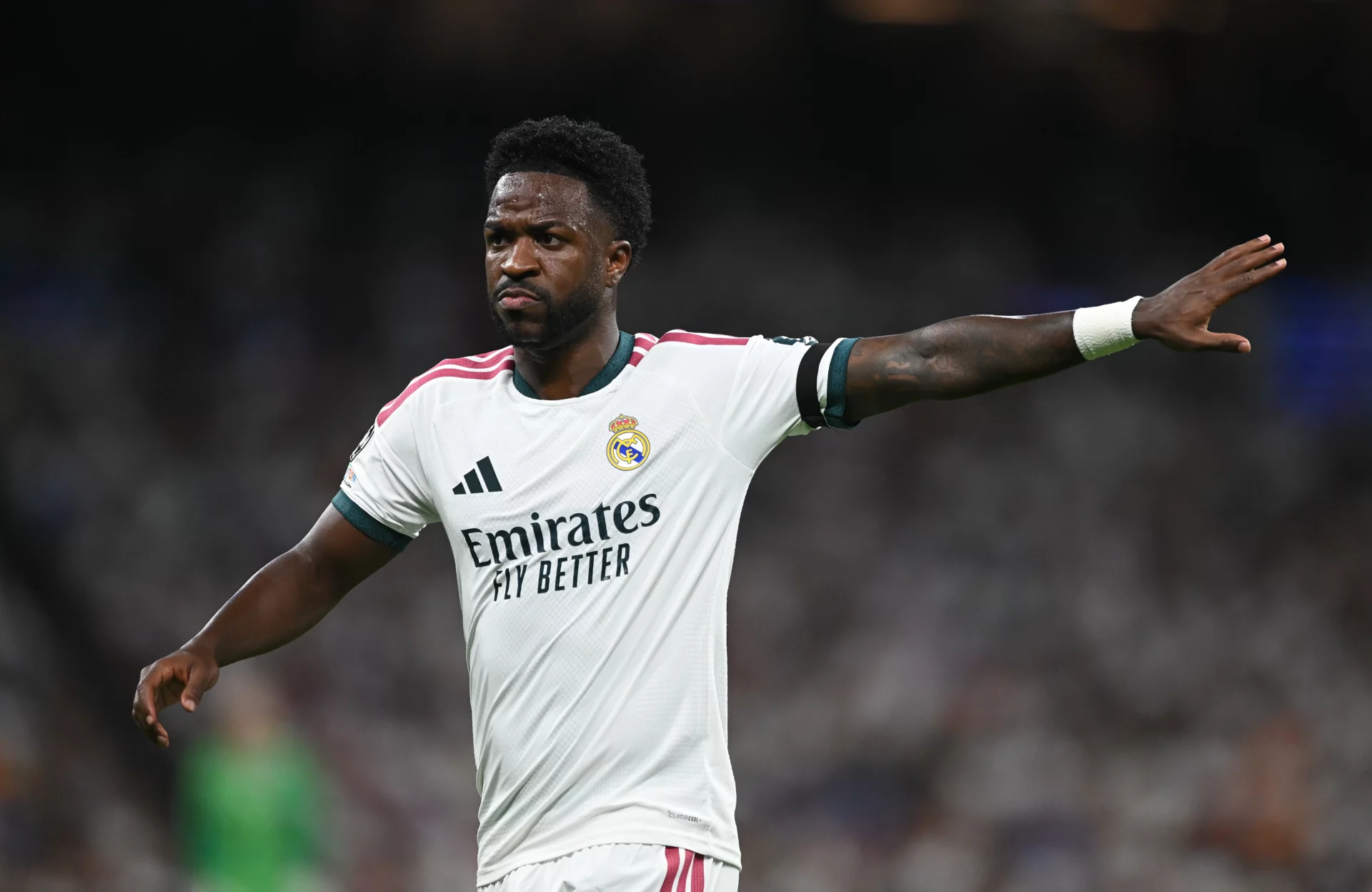 Vinicius se remanga ante los pitos Vinicius da órdenes a sus compañeros tras recibir pitos ante el Inter.