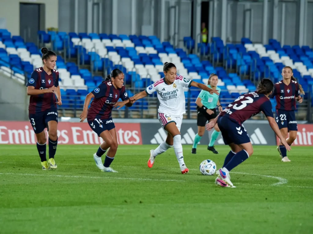 Zouhir conduce la pelota entre la defensa del Eibar durante el empate del Real Madrid.