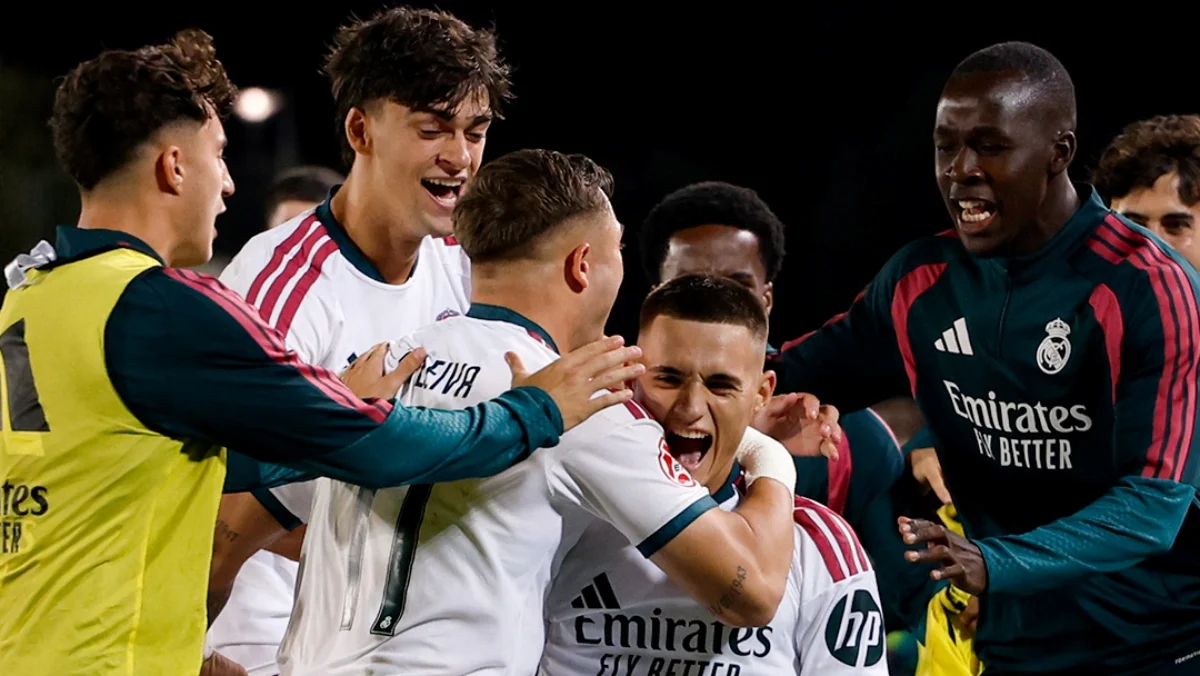 Real Madrid Castilla 3-2 Atlético Madrileño: El filial se lleva el derbi bajo la mirada de Mourinho Los jugadores del Real Madrid Castilla celebran un gol de Aguado en el derbi ante el Atlético.