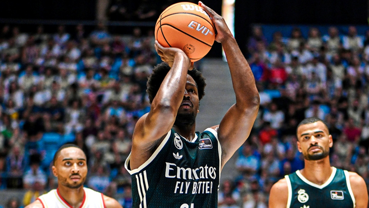 Andrés Feliz lanza a canasta durante el partido de Liga Endesa entre Obradoiro y Real Madrid.