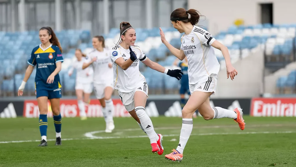 Athenea y Bruun celebran un gol del Real Madrid Femenino al Espanyol en 2026.