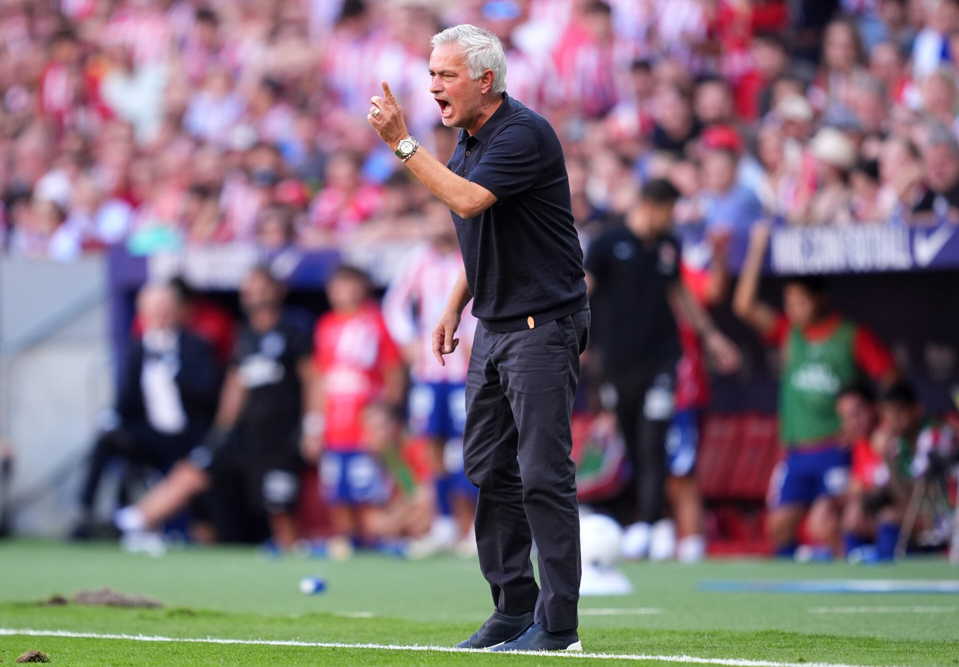 Mourinho: «Si un jugador del Real Madrid no cumple con los objetivos, no se le pitará porque estará en casa»