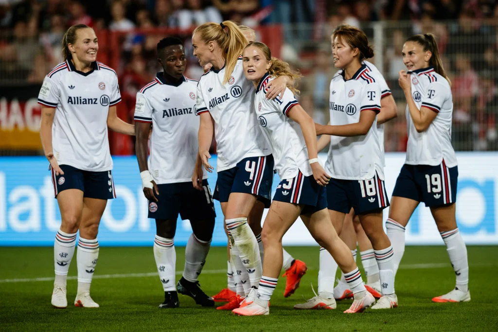 Las jugadoras del Bayern celebran un gol durante su primer partido de la Bundesliga 2026-27.