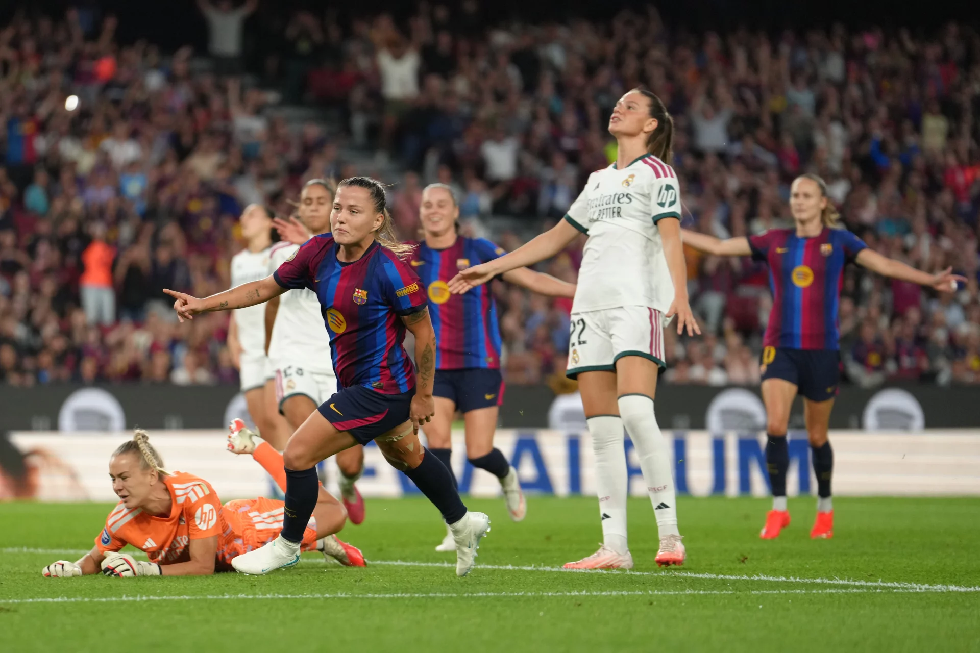 Barcelona 7-0 Real Madrid Femenino: Una tormenta llamada Claudia Pina Claudia Pina celebra uno de los goles del Barcelona al Real Madrid en el Camp Nou.