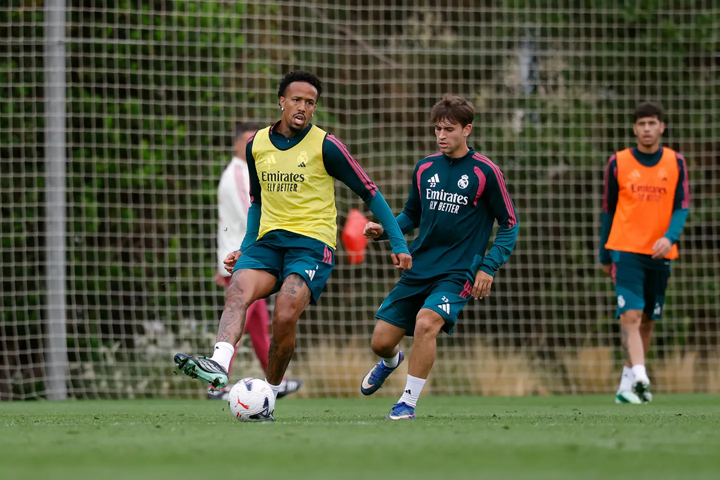 Militao ya entrena con el grupo del Real Madrid tras su última lesión.